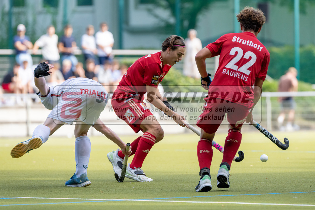 HK_20240907_105319 | 1. Bundesliga Herren RW Köln - Crefelder HTC am 7.9.2024 RW Köln, Köln , Justus Warberg ( Rot-Weiss Köln #5 ) , Michel Strutthoff ( Rot-Weiss Köln #22 )