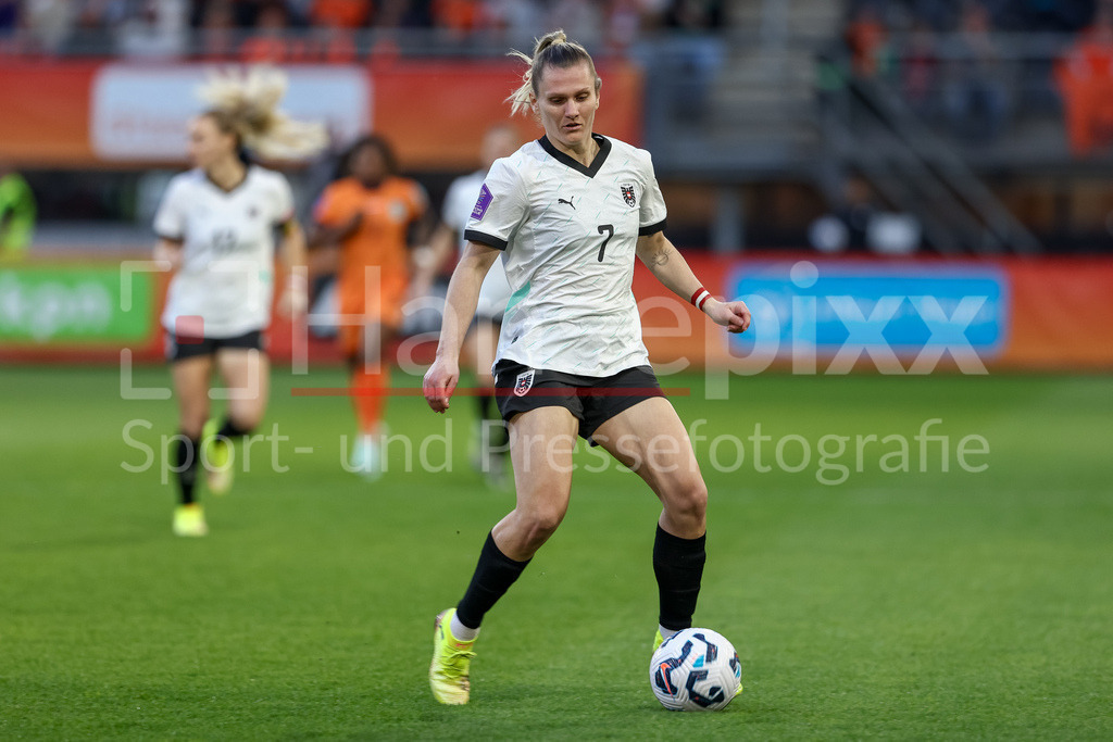 Fussball, UEFA Women s Nations League, Deutschland - Österreich | v.li.: Viktoria Pinther (Österreich, 7) am Ball, Einzelbild, Ganzkörper, Aktion, Action, Spielszene