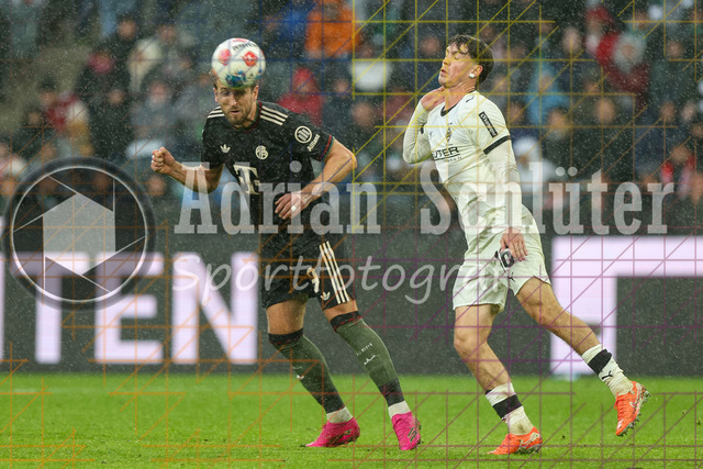 Borussia Mönchengladbach vs FC Bayern München - Bundesliga  | Mönchengladbach, Deutschland, 25.10.25:   Harry Kane (FC Bayern München) und Philipp Sander (Borussia Mönchengladbach) im Kampf um den Ball waehrend des Spiels der Bundesliga zwischen Borussia Mönchengladbach vs FC Bayern München im Stadion im Borussia Park(Foto von Brauer-Fotoagentur / Adrian Schlueter)