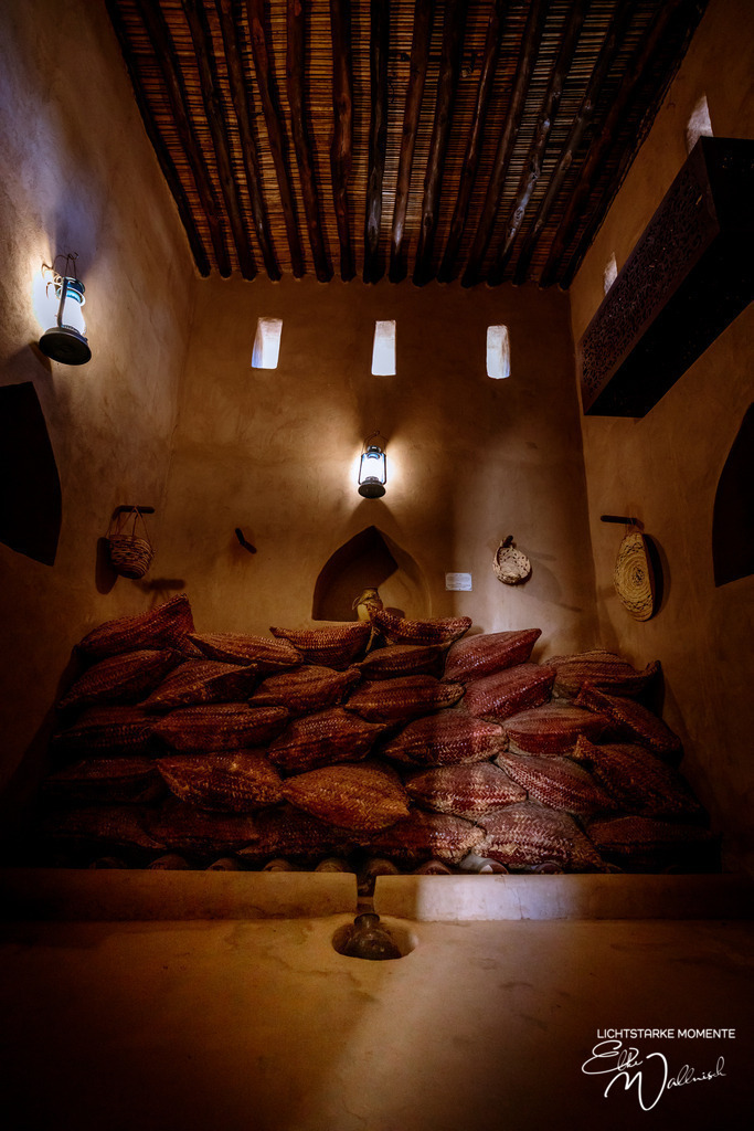 Residenz Bait Al Ghasham, Oman | Herzlich willkommen auf meiner Seite! Ich bin Elke Wallnisch, Deine Fotografin für lichtstarke Momente. Der Name steht für alles, was mich mit der Fotografie verbindet: Das Licht und seine machtvolle Wirkung auf eine Situation oder unsere Stimmung - Realisiert mit Pictrs.com