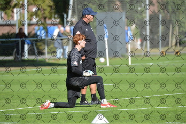 RGE_5969 | Hertha BSC, 2.Bundesliga, Herren, Saison 2025/26, Training, Konstantin Heide ( Hertha BSC ), Andreas Menger ( Torwarttrainer,  Hertha BSC ),   Fotograf:  Ralf Gebhardt - Realisiert mit Pictrs.com