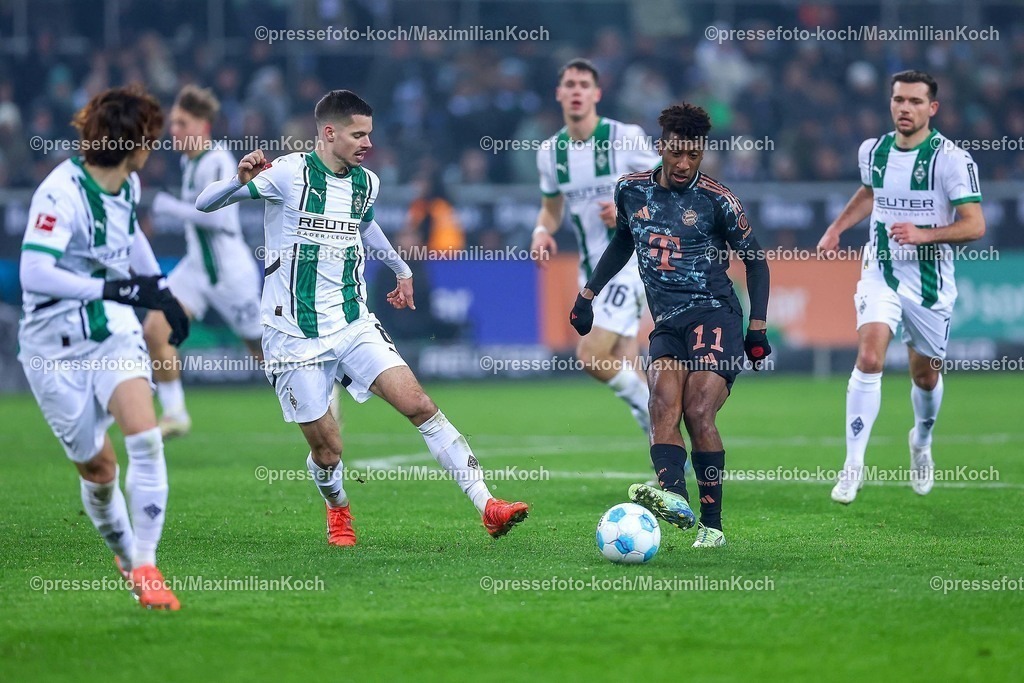 BMG11012502260 | 11.01.2025, Fußball, Borussia Mönchengladbach - FC Bayern München, 1. Fußball Bundesliga, Borussia-Park, Saison 2024 2025: Ko Itakura (Mönchengl. #3) Julian Weigl (Mönchengl. #8), Philipp Sander (Mönchengl. #16), Kevin Stöger (Mönchengl. #7)  im Zweikampf gegen Kingsley Coman (Bayern #11)DFB regulations prohibit any use of photographs as image sequences and or quasi-video.