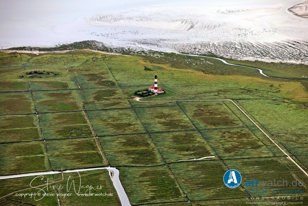 Westerhever Leuchtturm | Der Leuchtturm Westerheversand steht auf einer Warft vor dem Ort Westerhever und ist ein Seemarker, Quermarken- und Leitfeuer. Die Feuerhöhe beträgt 41 Meter, die Bauwerkshöhe 40 Meter.