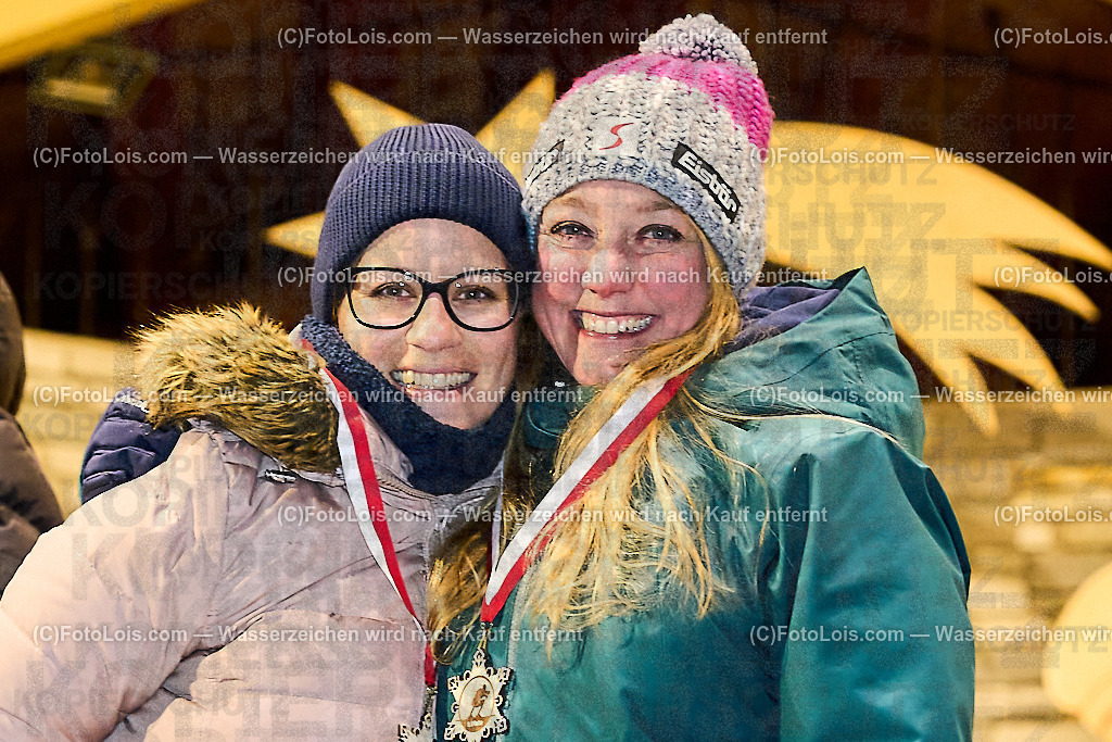 ALP5144_MASTERS-Cup_GS_Siegerehrung | (C)FotoLois.com, Alois Spandl. FIS Masters-Cup Wildschönau, Giant Slalom auf der Piste Schatzberg GS, Siegerehrung auf dem Dorfplatz Niederau, Sa 13. Januar 2024.
