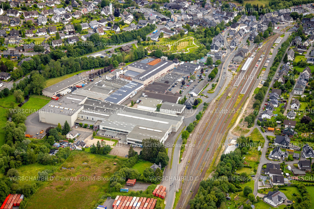 Erndtebrueck240709760 | Luftbild, Gewerbegebiet mit ESTA-Rohr-GmbH und TG Kunststoffverarbeitung GmbH am Mühlenweg, Einkaufszentrum mit Aldi, KIK, DM und Rewe an der Bahnhofstraße am Bahnhof, hinten der Ederauenpark, Erndtebrück, Kreis Siegen-Wittgenstein, Nordrhein-Westfalen, Deutschland