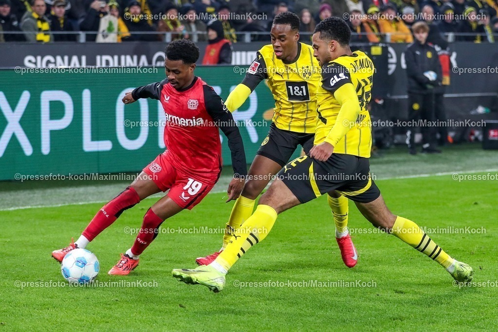 BVB10012501089 | 10.01.2025, Fußball, Borussia Dortmund - Bayer 04 Leverkusen, 1. Fußball Bundesliga, 16. Spieltag, Signal Iduna Park, Saison 2024 2025: Nathan Tella (Bayer04 Leverkusen #19) im Zweikampf gegen Almugera Kabar (BVB #42)DFB regulations prohibit any use of photographs as image sequences and or quasi-video.