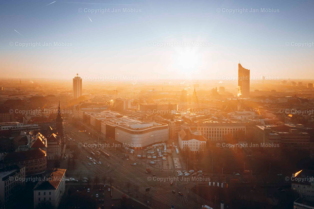 Leipzig von oben | Die Leipzig Skyline von oben ist ein echtes Highlight für Fotofans, Städtereisende und alle, die Leipzigs Kontraste zwischen Historie und Moderne schätzen – von City-Hochhäusern über Uni-Riese bis Völkerschlachtdenkmal und jede Menge Grün drumherum. - Realisiert mit Pictrs.com