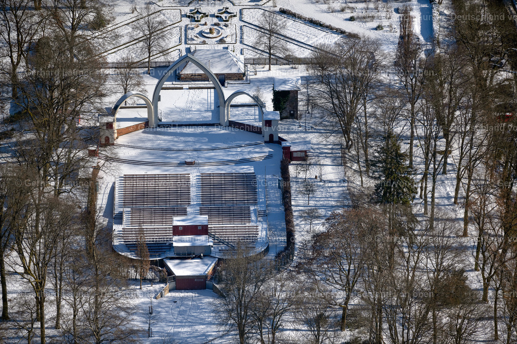 4043537 | MARBURG 13.02.2021 Winterlich schneebedeckte Konstruktion des Bauwerkes der Freilicht- Bühne " Schlossparkbühne Marburg " in Marburg im Bundesland Hessen, Deutschland.