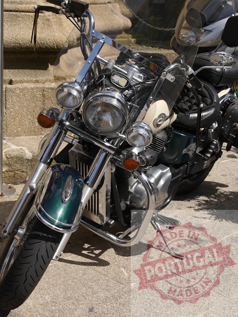 Powerful custom motorcycle parked on a sunny day | Gleaming chrome and vibrant green paint shine on a custom motorcycle parked on a sunny day - Realisiert mit Pictrs.com