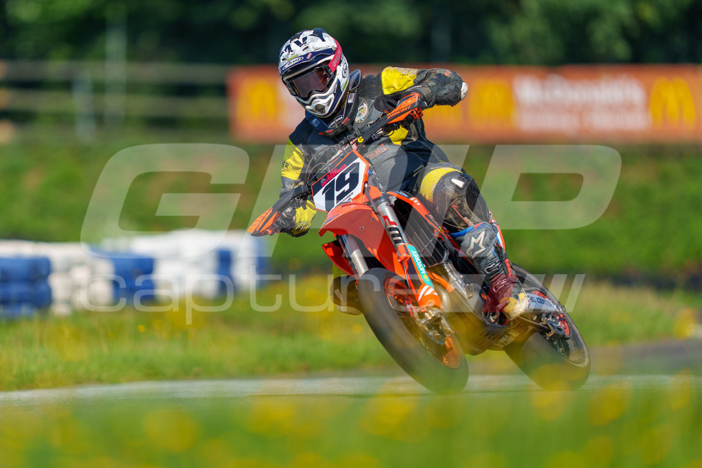 SuperMoto_Staatsmeisterschaft_Greinbach_307 | GRIPcapture steht für authentische Sportfotografie in Österreich – für Momente, die mehr sind als Geschwindigkeit oder Ergebnis. Es geht um Emotion, Spannung, Fokus und den Augenblick, der oft nur einen Wimpernschlag dauert.Ob Motorsport, Teamsport oder 