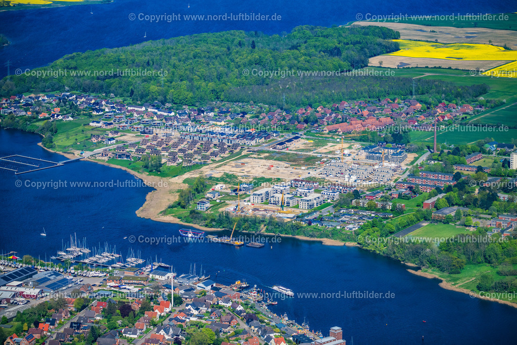 Kappeln_Baugebiet_Ellenberg_ELS_0584010524 | KAPPELN 01.05.2024 Baustellen zum Neubau- Wohngebiet einer Einfamilienhaus- und Mehrfamilienhaus- Siedlung " SchleiTerrassen " und " Reetdach Quartier Ostseefjord Schlei " im Ortsteil Ellenberg in Kappeln im Bundesland Schleswig-Holstein, Deutschland. Weiterführende Informationen bei: BPD Immobilienentwicklung GmbH,  CordesHaus Schleiterrassen GmbH,  Heller & Groß Immobilien GmbH & Co. KG,  Nord-Ostsee Sparkasse - Immobiliencenter. // Construction sites for new construction residential area of detached housing estate " SchleiTerrassen " and " Reetdach Quartier Ostseefjord Schlei " in the district Ellenberg in Kappeln in the state Schleswig-Holstein, Germany. Further information at: BPD Immobilienentwicklung GmbH,  CordesHaus Schleiterrassen GmbH,  Heller & Gross Immobilien GmbH & Co. KG,  Nord-Ostsee Sparkasse - Immobiliencenter. Foto: Martin Elsen