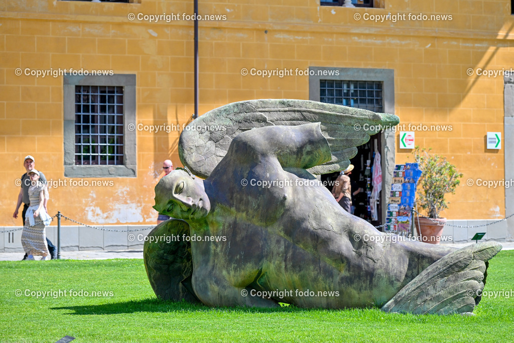 Italien_ Toscana_ Pisa_ 28.05.2024-22 | 28.05.2024, Italien, ITA, Toskana, Pisa im Bild Stadtansichten, Gebäude, Architektur, Touristen, Historisch, Souvenier, Turm, Dom, Piazza, schief


Pisa ist eine Stadt in Italien, gelegen in der Toskana am Arno. Wahrzeichen ist der als Schiefer Turm von Pisa bekannte Campanile des Doms auf der Piazza dei Miracoli im Norden des Stadtzentrums. 
Quelle: Wikipedia
