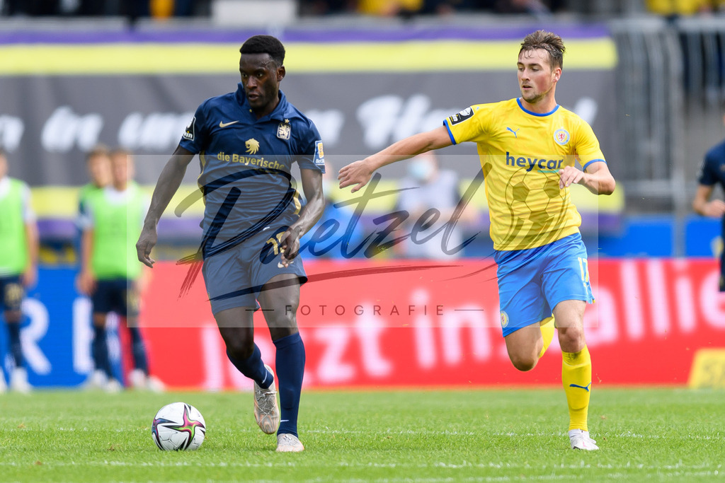 EBSTSV20210828_030 | Fussball, Herren: Merveille Biankadi (TSV 1860 Muenchen) und Yari Otto (Eintracht Braunschweig) im Zweikampf beim Spiel der 3. Liga zwischen Eintracht Braunschweig und TSV 1860 Muenchen im Eintracht-Stadion am 28.08.2021 in Braunschweig, Deutschland.DFB / DFL REGULATIONS PROHIBIT ANY USE OF PHOTOGRAPHS AS IMAGE SEQUENCES AND/OR QUASI-VIDEO. - Realisiert mit Pictrs.com