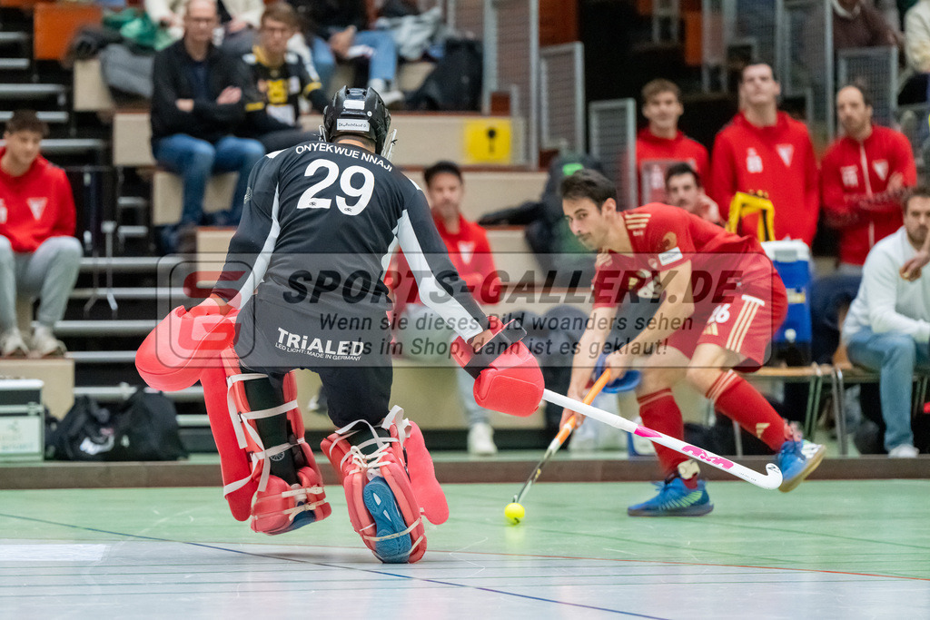 HK_20241214_100314 | 1. Bundesliga Halle Herren Crefelder HTC - Rot-Weiss Köln am 14.12.2024 Halle Glockenpitz, Krefeld , Elian Mazkour ( Rot-Weiss Köln #26 ) , Joshua Onyekwue Nnaji Torwart ( Crefelder HTC #29 )