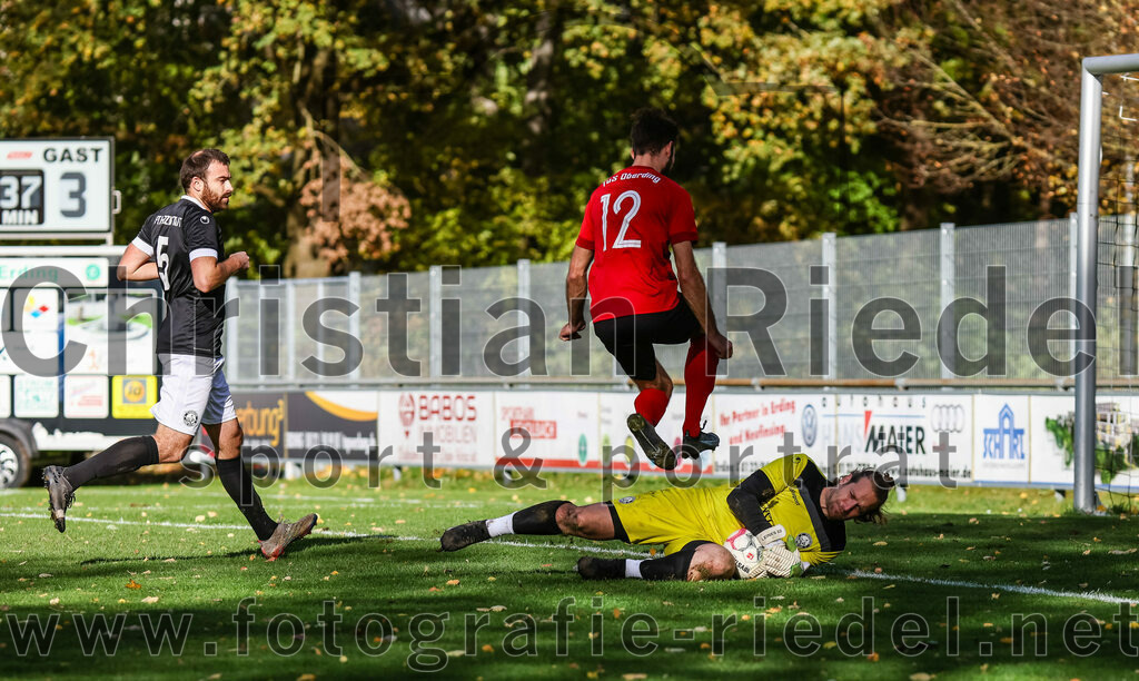 2023-11-05_088_FC_Herzogstadt_gegen_TuS_Oberding | Erding, Deutschland, 05.11.2023:
Fußball, Kreisklasse 2023 / 2024, 14. Spieltag, FC Herzogstadt gegen TuS Oberding, Endergebnis: 4:5

Markus Weber (TuS Oberding, #12), Torwart Florian Leininger (FC Herzogstadt, #22)

Foto: Christian Riedel / fotografie-riedel.net