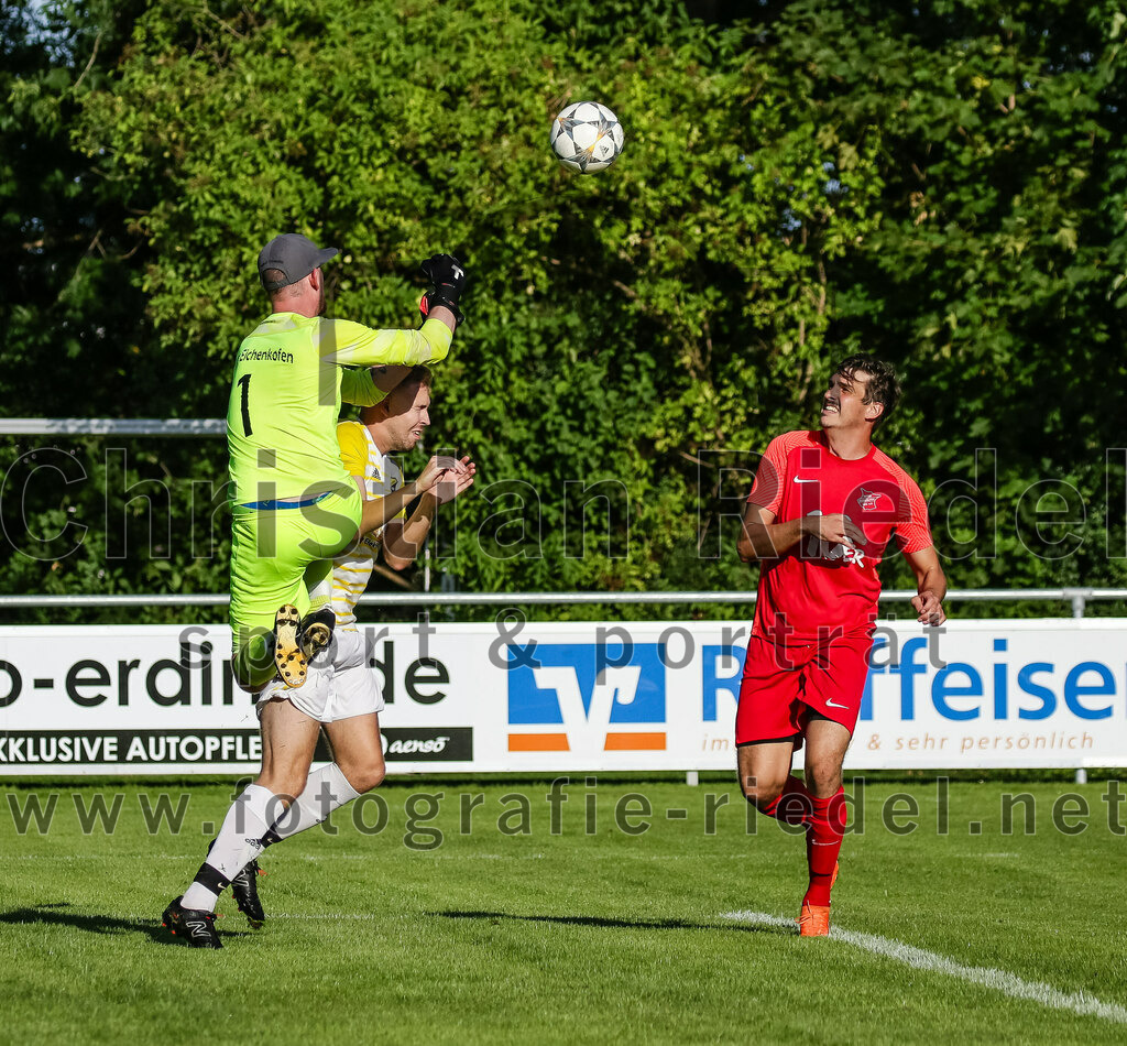 2023-08-18_013_SpVgg_Eichenkofen_gegen_FC_Langenpreising | Erding, Deutschland, 18.08.2023:
Fußball, A-Klasse 2023 / 2024, 3. Spieltag, SpVgg Eichenkofen gegen FC Langenpreising, Endergebnis: 0:2

Torwart Dennis Just (SpVgg Eichenkofen, #1), Maximilian Hösl (SpVgg Langenpreising, #6), Jonas Ippisch (SpVgg Eichenkofen, #7)

Foto: Christian Riedel / fotografie-riedel.net