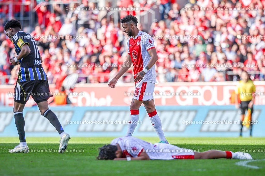xKWIx26042601052 | 2026.04.26, xkwix, Fußball, 3.Liga, Rot-Weiss Essen - 1. FC Saarbrücken, Stadion an der Hafenstraße, 35.Spieltag, Saison 2025 / 2026: Ruben Reisig (Rot-Weiss Essen #16) enttaeuscht im Vordergrund liegt Kaito Mizuta (Rot-Weiss Essen #24) am Boden frustriert DFB regulations prohibit any use of photographs as image sequences and or quasi-video. Photo: xKamilxWilkowskixPressefotoKochx