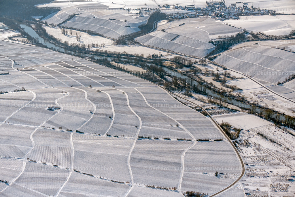 4043289 | winterliche Weinbergstrukturen auf der Weininsel zw. Schwarzach und Nordheim, Weinlage Vögelein