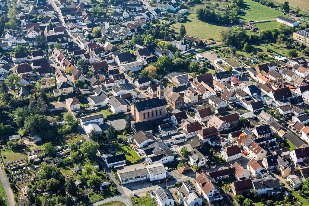 Luftbild: Ernst-Ludwig-Straße mit Evangelische Kirche Sickenhofen im Ortsteil Sickenhofen in Babenhausen im Bundesland Hessen in Deutschland. – Foto: IMG_159391.jpg vom 22.09.2026 durch Werner Riehm/FLY-FOTO.de – Auflösung des Originals: 6000 x 4000 px – Förderverein der Hergershäuser Kirche i.Gr.