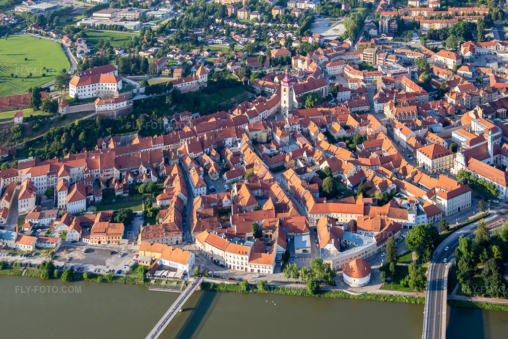 Aerial view: Old town from the south, behind the bridges over the Drava/Dravo in Ptuj in the state Slovenia, Slovenia.Photo: IMG_137321.jpg taken on 07/08/2023 by Werner Riehm/FLY-FOTO.comResolution of the original: 4138 x 2759 px