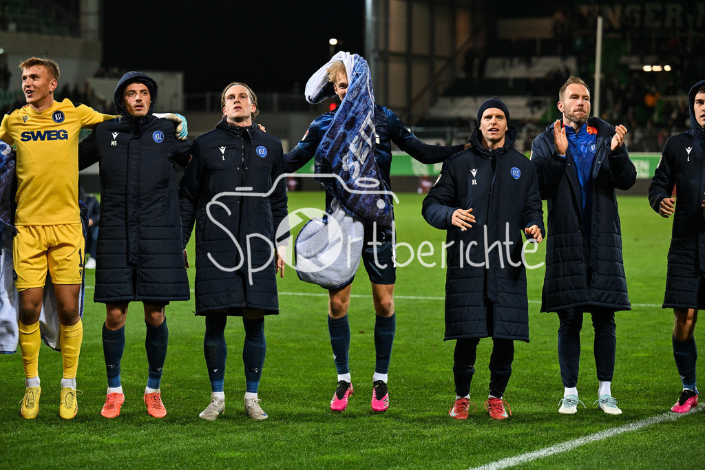 SpVgg Greuther Fürth - Karlsruher SC | FUERTH, GERMANY - OCTOBER 24: the team of Karsluhe - Leon OPITZ (Karslruher SC 17) - celebtrating with the fans after the 2. bundesliga match between SpVgg Greuther Fuerth vs. Karlsruher SC on matchday 10 at Sportpark Ronhof Thomas Sommer on October 24, 2025 in Fuerth, Germany / DFL REGULATIONS PROHIBIT ANY USE OF PHOTOGRAPHS AS IMAGE SEQUENCES AND/OR QUASI-VIDEO