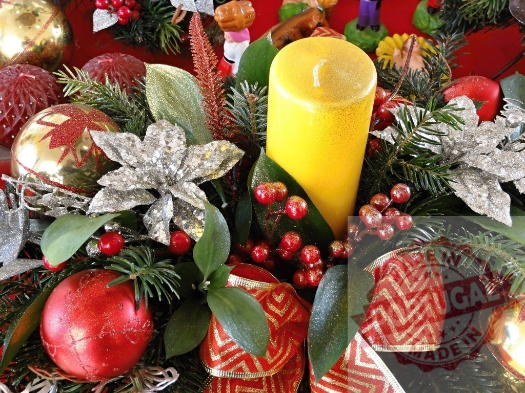 Yellow candle centerpiece with red and gold ornaments creating Christmas spirit | Christmas centerpiece with yellow candle, red and gold ornaments, ribbons and poinsettia flowers, embodying the festive spirit - Realisiert mit Pictrs.com