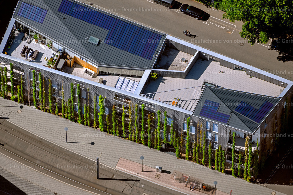 4033637 | FREIBURG IM BREISGAU 30.06.2020 Gebäude eines Mehrfamilien- Wohnhauses mit begrünter Fassade am Paula-Modersohn-Platz in Freiburg im Breisgau im Bundesland Baden-Württemberg, Deutschland. // Building of a multi-family residential building with begruenter Fassade on place Paula-Modersohn-Platz in Freiburg im Breisgau in the state Baden-Wuerttemberg, Germany. Foto: Gerhard Launer