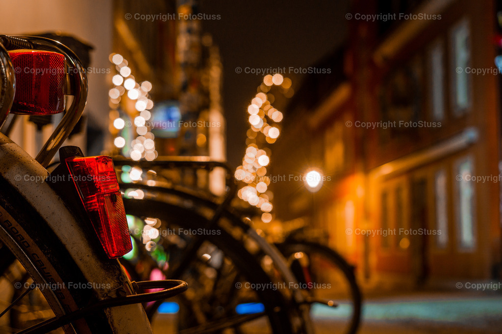 Altes Fahrrad in der Altstadt von Münster Westfalen | Rücklicht eines alten Fahrrads in der Altstadt von Münster Westfalen. - Realisiert mit Pictrs.com