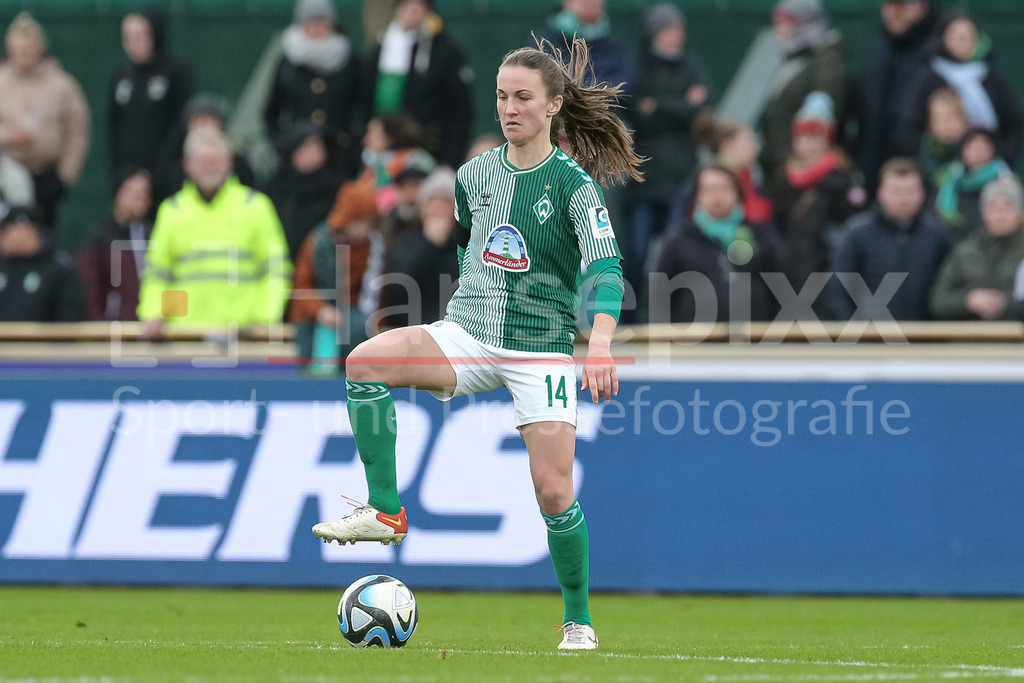 Fussball, Google Pixel Frauen-Bundesliga, SV Werder Bremen - 1. FC Nürnberg | v.li.: Michaela Brandenburg (SV Werder Bremen, 14) am Ball, Freisteller, Einzelbild, Ganzkörper, Aktion, Action, Spielszene, DIE DFB-RICHTLINIEN UNTERSAGEN JEGLICHE NUTZUNG VON FOTOS ALS SEQUENZBILDER UND/ODER VIDEOÄHNLICHE FOTOSTRECKEN. DFB REGULATIONS PROHIBIT ANY USE OF PHOTOGRAPHS AS IMAGE SEQUENCES AND/OR QUASI-VIDEO.