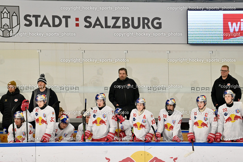 RED BULL HOCKEY JUNIORS vs. EK DIE ZELLER EISBÄREN | Spielerbank RED BULL HOCKEY JUNIORS, Headcoach RED BULL HOCKEY JUNIORS LEVIJOKI Teemu, Asisstentcoach RED BULL Hockey juniors TOMMI ROUVALI, RED BULL HOCKEY JUNIORS vs. EK DIE ZELLER EISBÄREN, RED BULL HOCKEY JUNIORS vs. EK DIE ZELLER EISBÄREN am 14.01.2025 in Salzburg (Eisarena Salzburg), Austria, (Photo by Bernd Stefan)