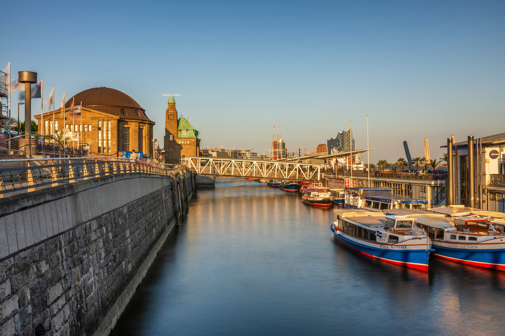 10230510 - Am Alten Elbtunnel | Abendstimmung an den Landungsbrücken mit Blick auf den Alten Elbtunnel und die Elbphilharmonie.
Bestellen Sie dieses Motiv von den Landungsbrücken als Wandbild oder Poster in vielen Ausführungen und Formaten. Zur Auswahl gelangen Sie über "Bestellen".