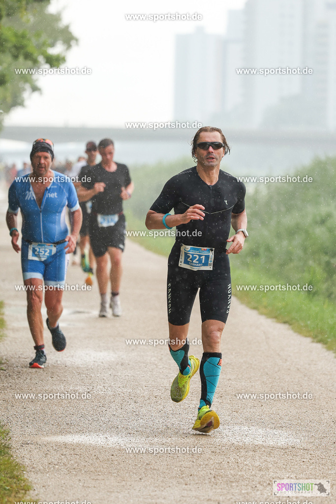 LUR_1321 | 34. M-net Erlanger Triathlon 2025 #erlangertriathlon  #mnettriathlon2025 #mnettriathlon #team #olympischedistanz #mitteldistanz #triathlon #maindonaukanal  #erlangertriathlon2025 #yourpictrs #tv1848 #tv1848erlangen  #triathlonbayern #sportinerlangen #demsportverbunden #sportshot_your_pictrs Copyright: www.sportshot.de