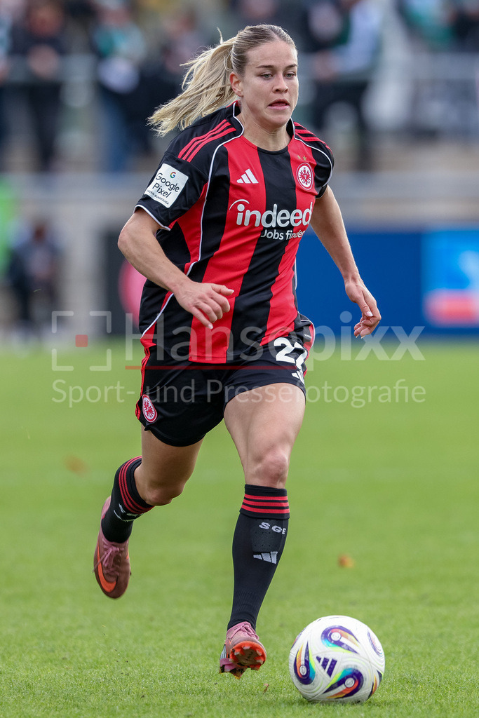 Fussball, Google Pixel Frauen-Bundesliga, Eintracht Frankfurt - SV Werder Bremen | Nadine Riesen (Eintracht Frankfurt, 22) am Ball, Freisteller, Einzelbild, Ganzkörper, Aktion, Action, Spielszene, DIE DFB-RICHTLINIEN UNTERSAGEN JEGLICHE NUTZUNG VON FOTOS ALS SEQUENZBILDER UND/ODER VIDEOÄHNLICHE FOTOSTRECKEN. DFB REGULATIONS PROHIBIT ANY USE OF PHOTOGRAPHS AS IMAGE SEQUENCES AND/OR QUASI-VIDEO.