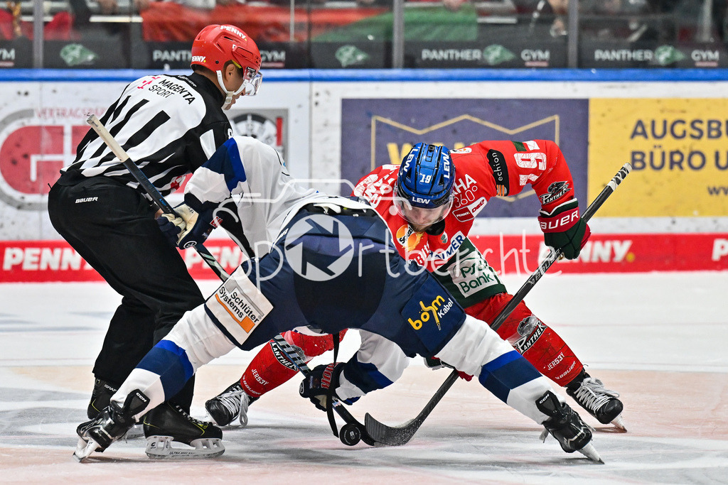 Augsburger Panther - Iserlohn Roosters | beim Bully Riley DAMIANI (Augsburger Panther #19) und Eric CORNEL (Iserlohn Roosters 18) / Duell / Penny DEL: Augsburger Panther - Iserlohn Roosters; Curt Frenzel Stadion am 21.09.2025