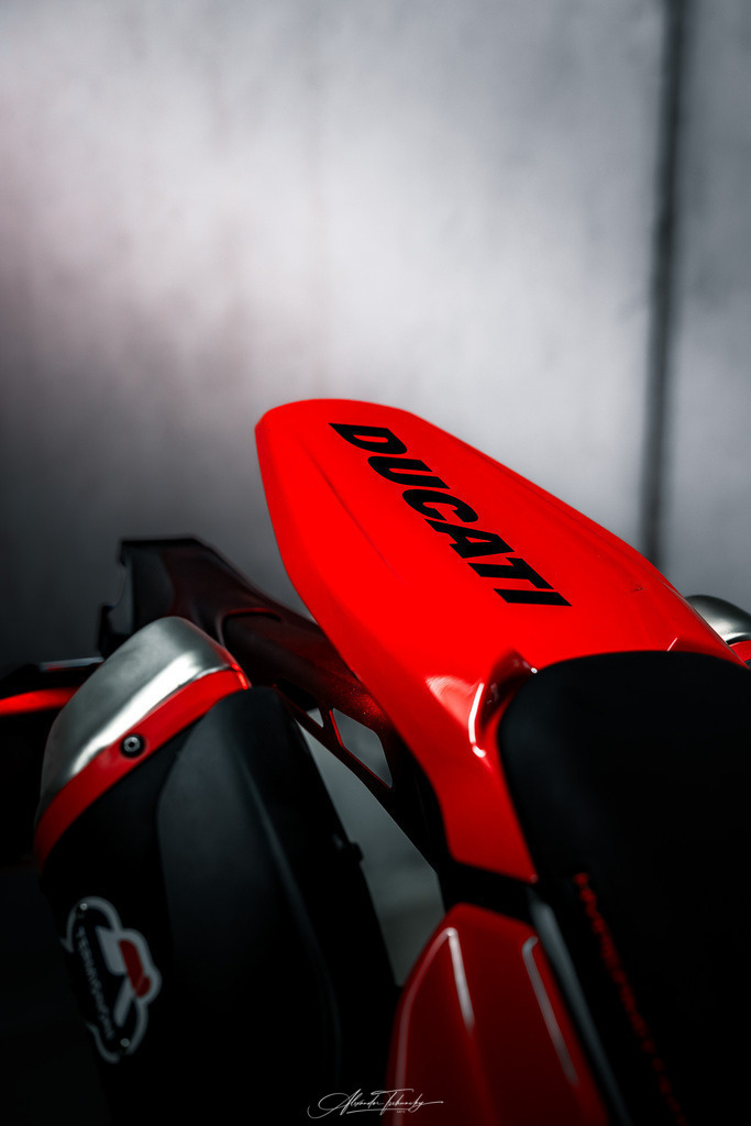 Hypermotard 698 Mono | Entdecken Sie die faszinierende Welt von Alexander Tschuncky Arts: Kreative Fotografie, atemberaubende Automobilkunst und hochwertiger Bilderdruck. Lassen Sie sich inspirieren! - Realisiert mit Pictrs.com