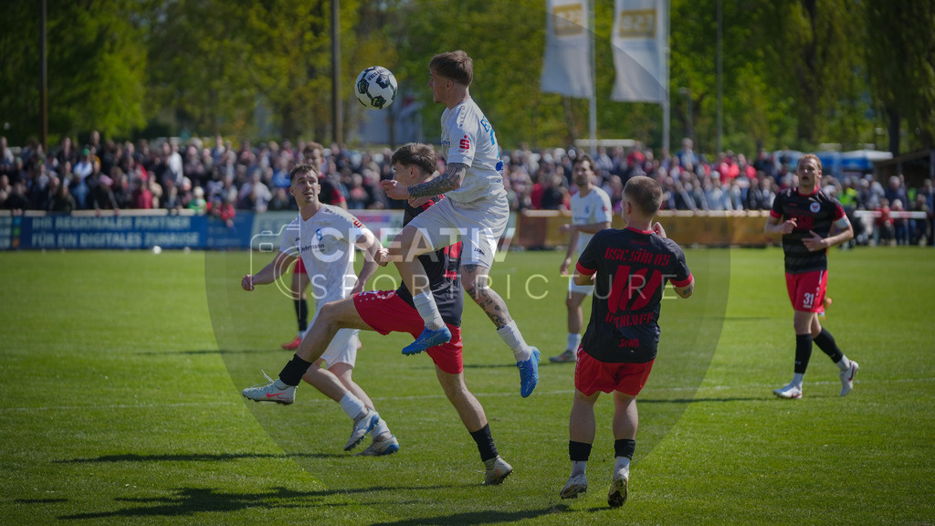 Fußball, Herren, Saison 2025/2026, Brandenburgliga, 23. Spieltag, Brandenburger SC Süd 05 vs. BSG Stahl Brandenburg, Samstag 25.04.2026, Werner-Seelenbinder-Sportplatz Brandenburg an der Havel | Fußball, Herren, Saison 2025/2026, Brandenburgliga, 23. Spieltag, Brandenburger SC Süd 05 vs. BSG Stahl Brandenburg, Samstag 25.04.2026, Werner-Seelenbinder-Sportplatz Brandenburg an der Havel, Im Bild: Elias Große (weiß, Stahl) im Kopfballduell mit Davin Marris Hackbarth (schwarz, Süd) - Realisiert mit Pictrs.com