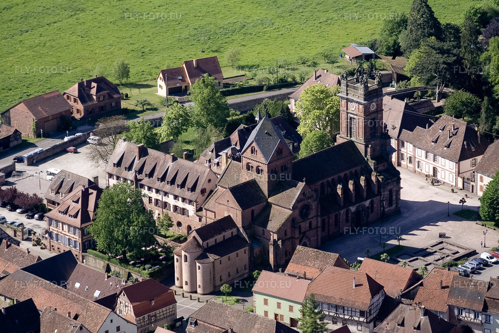 Vue aérienne: Abbatiale Saint-Pierre-et-Saint-Paul à Neuweiler dans le département Bas Rhin, France – .Photo: IMG_10877.jpg prise le 12/05/2008 par Werner Riehm/FLY-FOTO.eu – Résolution de l'original: 3328 x 2219 px – Saint Peter and Saint Paul Abbey