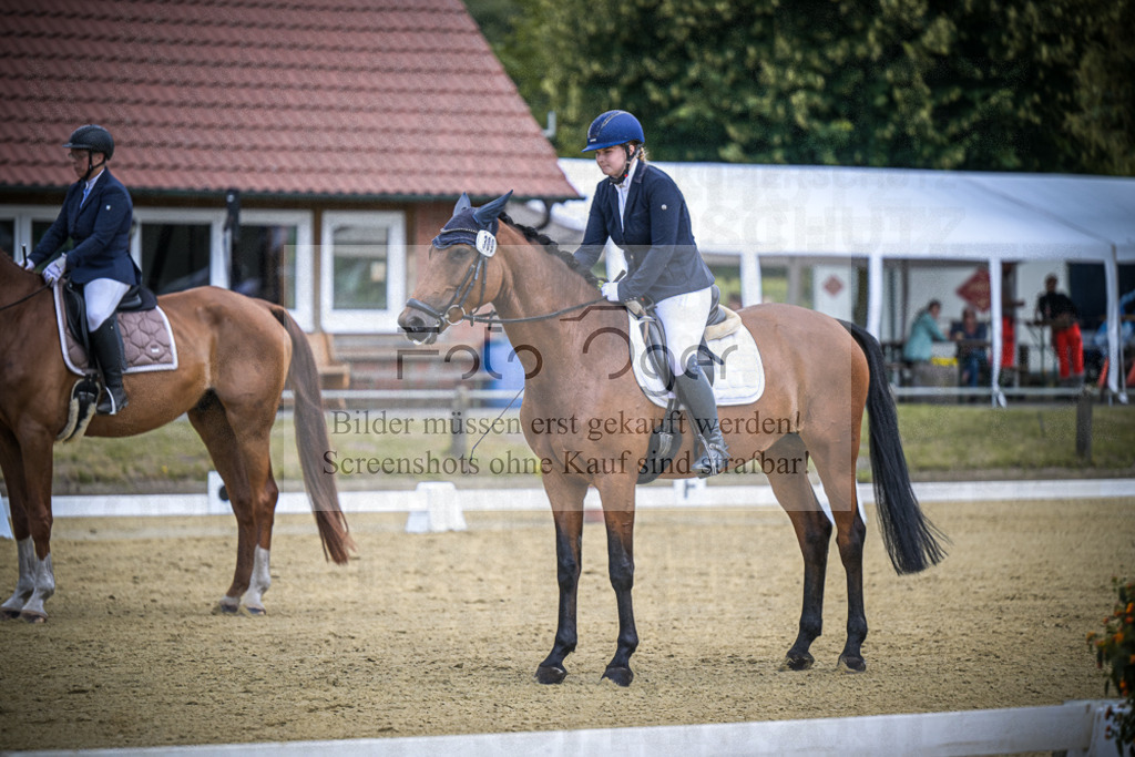 DOS_1500 | Entdecke hochwertige Reitturnierfotos von Foto Oger. Professionell, emotional und authentisch – jetzt Lieblingsmomente im Shop bestellen.Deutschlandweite Turnierfotografie. - Realisiert mit Pictrs.com