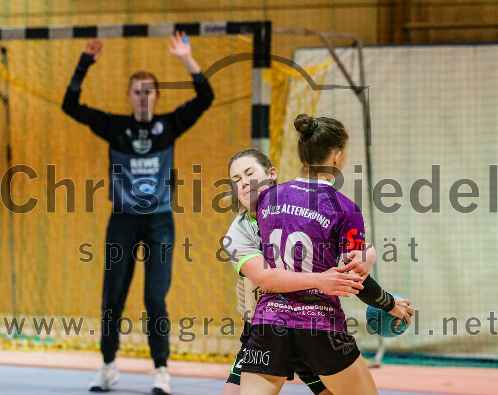 2023-11-11_030_SpVgg_Altenerding_gegen_TSV_Simbach_II | Erding, Deutschland, 11.11.2023:
Handball, Bezirksliga Frauen Altbayern 2023 / 2024, 5. Spieltag, SpVgg Altenerding II gegen TSV Simbach II, Endergebnis: 31:28

Selina Katzhuber (TSV Simbach, #20), Sina Steininger (SpVgg Altenerding, #10)

Foto: Christian Riedel / fotografie-riedel.net