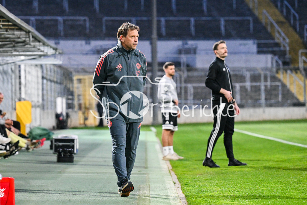 FC Bayern Amateure - SpVgg Ansbach | MUNICH, GERMANY - 17. APRIL: im Bild Holger SEITZ Cheftrainer FC Bayern München II / Einzelfoto / Freisteller während dem Match zwischen den Amateuren des FC Bayern München und der SpVgg Ansbach am 29. Spieltag der Regionalliga Bayern im Grünwalder Stadion