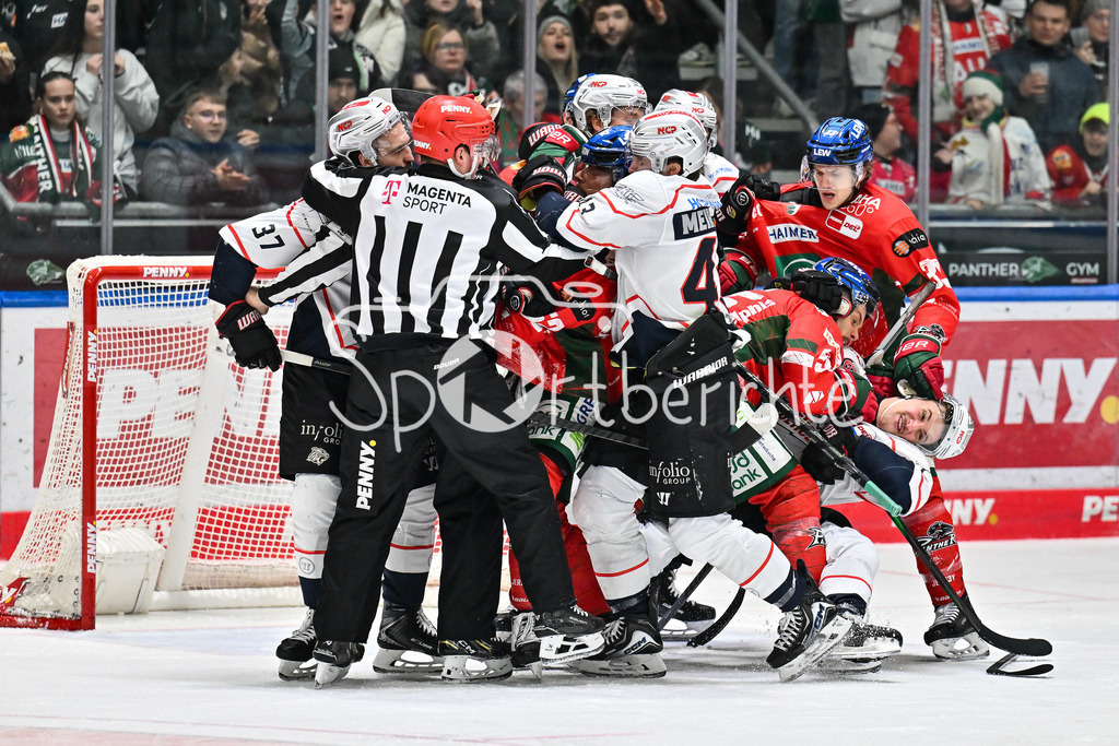 Augsburger Panther - Nürnberg Ice Tigers | AUGSBURG, GERMANY - 28. NOVEMBER: heiss her ging es im Derby zwischen Augsburg und Nürnberg / Fight / Faustkampf beim Ligaspiel zwischen den Augsburger Panthern und den Nürnberg Ice Tigers am 23. Spieltag der Penny DEL im Curt Frenzel Stadion