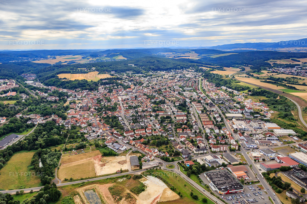 Luftbild: Stadtansicht von Osten in Eisenberg im Bundesland Rheinland-Pfalz in Deutschland. Foto: IMG_092113.jpg vom 16.07.2016 durch Werner Riehm/FLY-FOTO.de