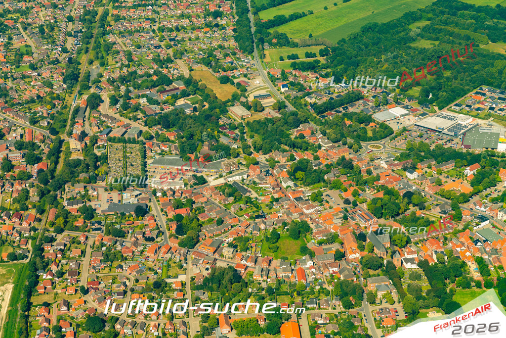 Aktuelles Luftbild von  Weener - Die Luftaufnahme wurde 2022 mittels UL-Flugzeug erstellt ( keine Drohne ) - hochauflösende Kamera-Systeme von  Canon -Beste Qualität - Für grossformatige Ausdrucke geeignet. Die Geschenkidee !