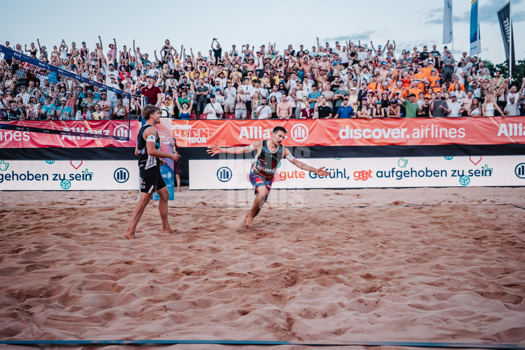Beachvolleyball | Männer | Allianz German Beach Tour 2025 | Tourstop München | 05.07.2025 | v.l. Luis Kubo und David Poniewaz jubeln nach dem Sieg