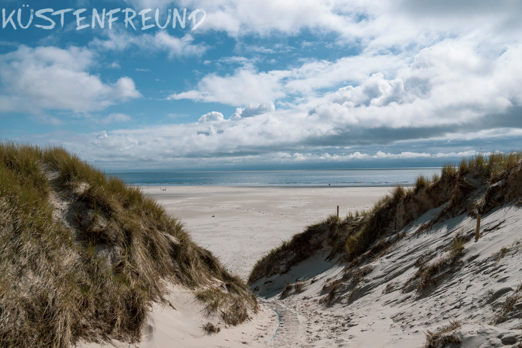 Nordsee Insel Amrum // Dünenblick auf die Nordsee | Entdecke deine Lieblingslandschaft von der Küste – auf Ostsee Leinwand, Nordsee Leinwand, Alu Dibond oder Acrylglas, passend für jeden Geschmack und Raum.