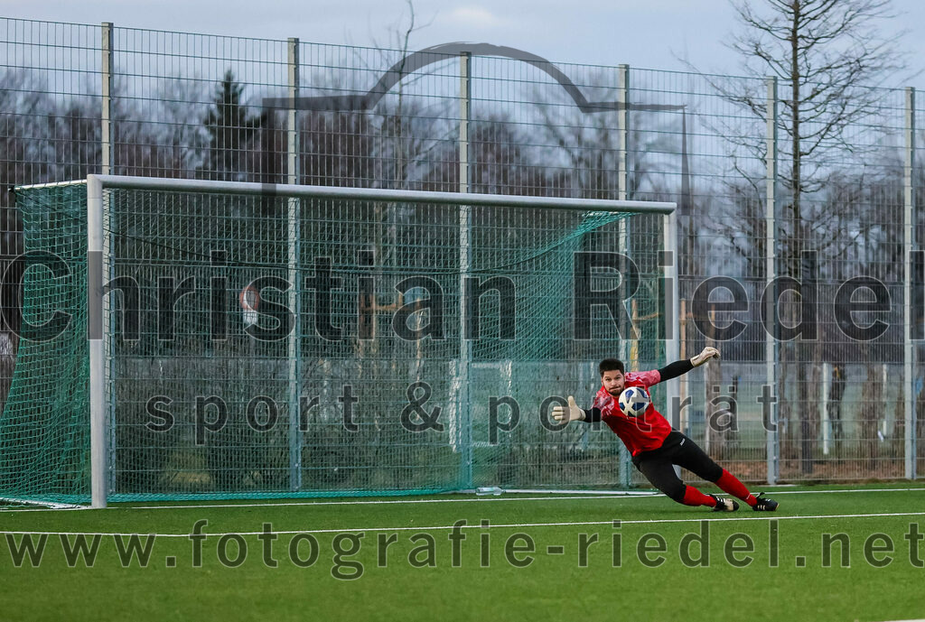 2024-02-17_024_FC_Herzogstadt_gegen_FC_Moosinning_II | Erding, Deutschland, 17.02.2024:
Fußball, Kreisklasse 2023 / 2024, Testspiel, FC Herzogstadt gegen FC Moosinning II, Endergebnis: 2:2

Torwart Tobias Pfanzelt (FC Moosinning, #1)

Foto: Christian Riedel / fotografie-riedel.net