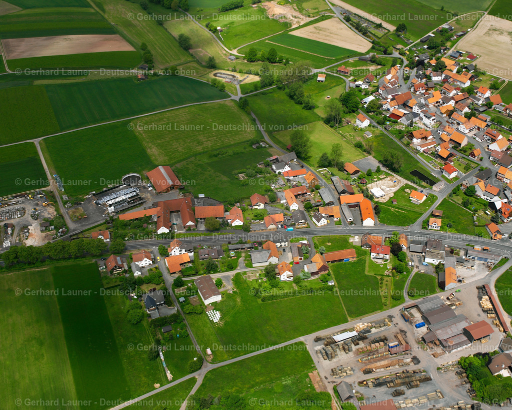 2615569 | WILLOFS 09.06.2006 Landwirtschaftliche Nutzflächen und Feldgrenzen  umsäumen das Siedlungsgebiet des Dorfes in Willofs im Bundesland Hessen, Deutschland // Agricultural land and field boundaries surround the settlement area of the village  in Willofs in the state Hesse, Germany Foto: Gerhard Launer