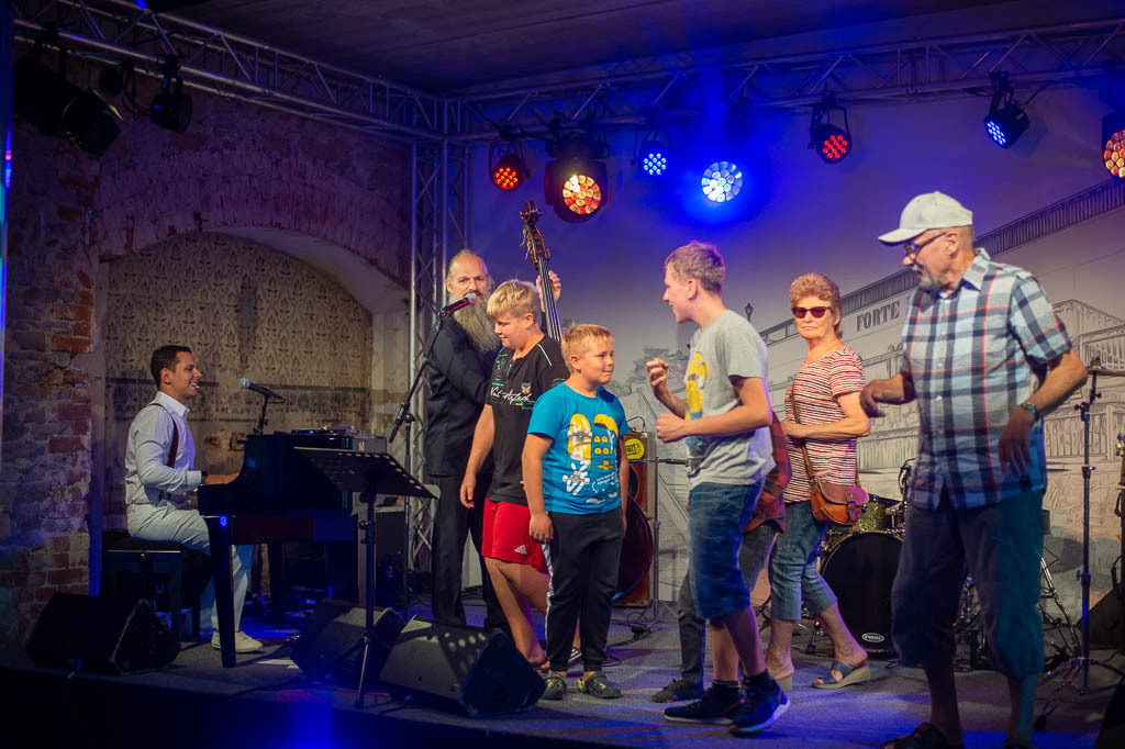 Summ Summ Salsa | Kinderkonzert Summ Summ Salsa mit Klazz Brothers & Cuba Percussion im Forte Belvedere Leisnig zum Festival Hallo Leisnig 2022. - Realisiert mit Pictrs.com