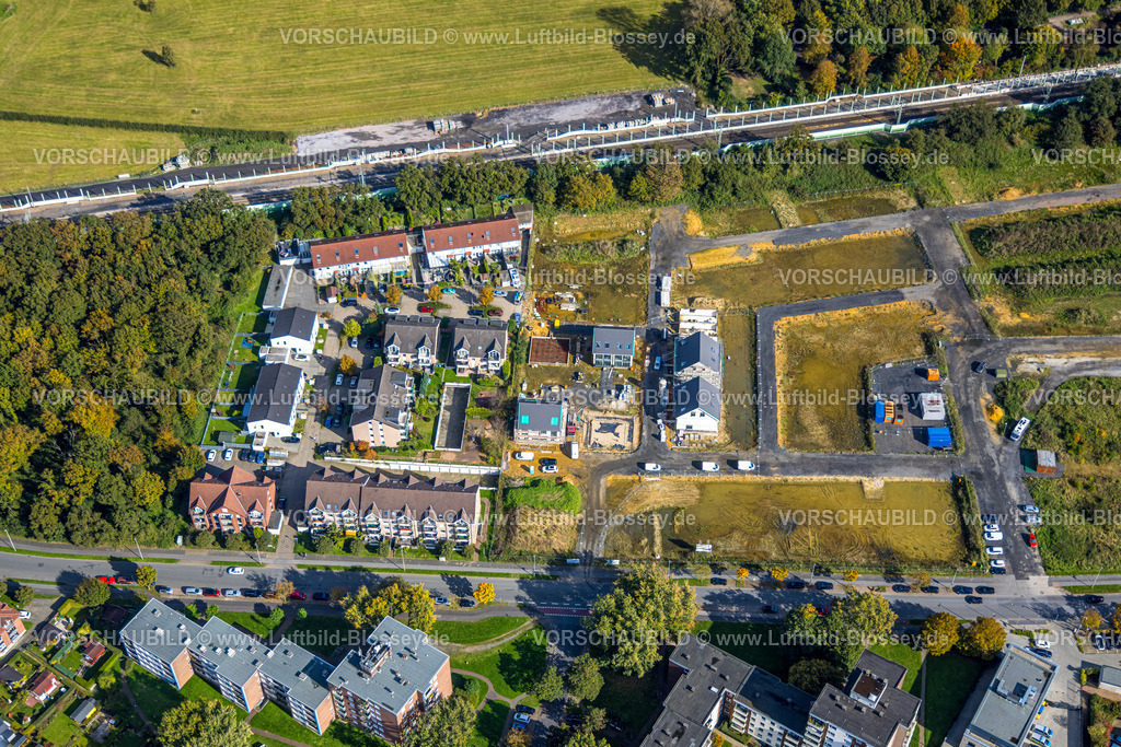 Voerde241009370 | Luftbild, Voerder Feld Baugebiet Wohnquartier LIVE GREEN VOERDE Friedrichsfelder Straße an der Bahnlinie, Ausbau der Betuweroute und Betuwe-Linie Eisenbahnstrecke, Schallschutzwand, Möllen, Voerde, Niederrhein, Nordrhein-Westfalen, Deutschland