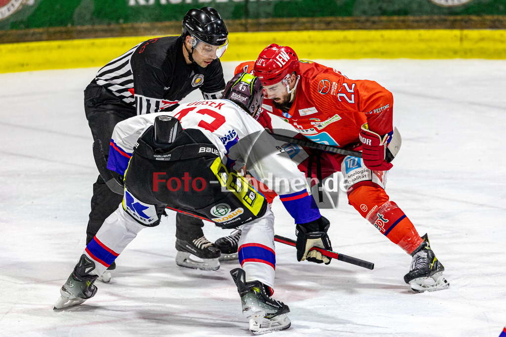 EC Peiting vs Deggendorfer SC | Eishockey Oberliga Süd 2023/2024, EC Peiting vs Deggendorfer SC, 20231119,
Bully,
2023-11-19 in Peiting (Eisstadion)
22 Lukas GOHLKE (ECP 22), 43 Antonin DUSEK (DSC 43)
Copyright: WolfgangxLindner foto-lindner.de